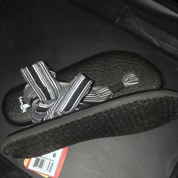 Sandals - Picture 2 of 4